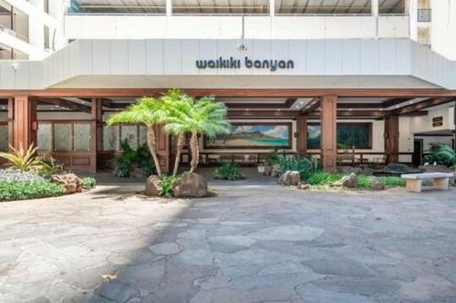 Deluxe Condo Near Waikiki Beach - Free Parking