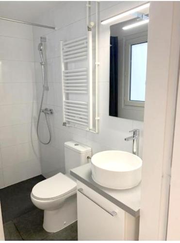 Bathroom, Maison accueillante a La Courneuve avec jardin cloture in La Courneuve