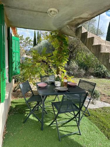 Typique cabanon provençal rénové Attention escalier extérieur pour accéder au 1er étage - Location saisonnière - Gonfaron