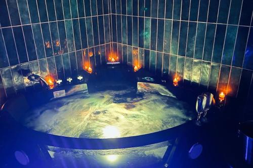 Love Room L' Orientale / Jacuzzi / Sauna in Chateau-Landon