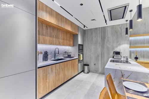 bnbmehomes | Lux Haven w/ Burj View - 1408 - image 10
