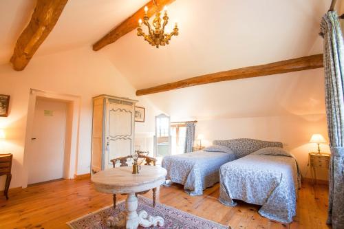 1 king bed, 2 twin beds