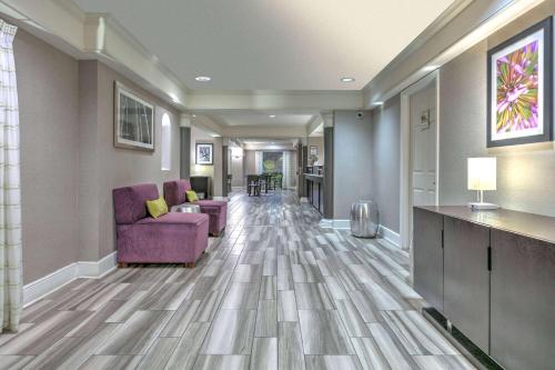 Lobby, La Quinta Inn by Wyndham Dallas Uptown in East Dallas