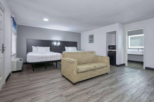 La Quinta Inn by Wyndham Dallas Uptown - image 32
