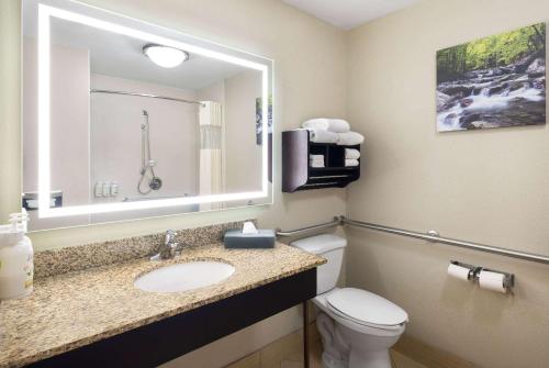 La Quinta by Wyndham Knoxville Airport - image 6