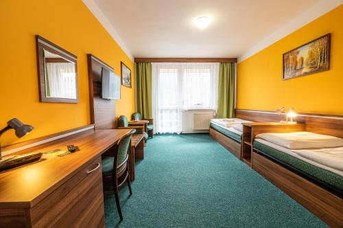 3 twin beds