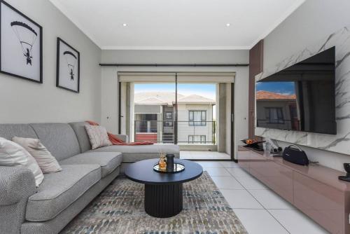 2 Bed Flat - Sleeps 4 - Pool - Garden - Parking