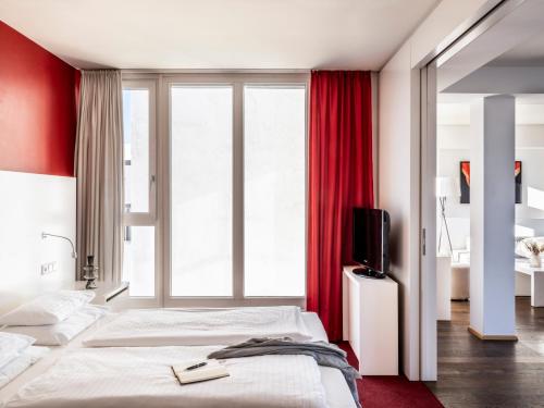 Senior Suite (with access to Rooftop Lounge) image 10