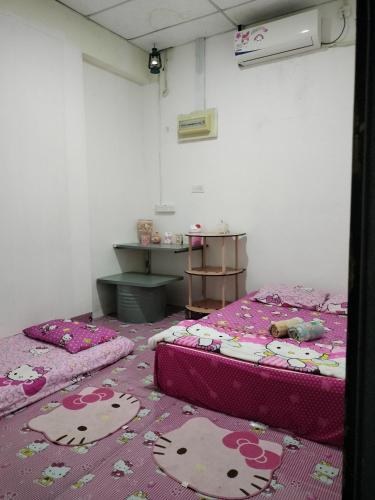 Hello Kitty Backpackers