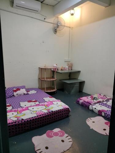 Hello Kitty Backpackers in センポルナ