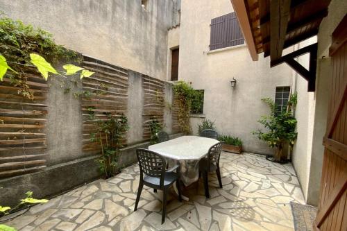 Villa Isabelle- Large bright house with courtyard!