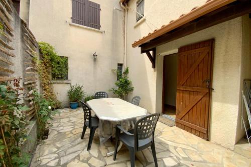 Villa Isabelle- Large bright house with courtyard!