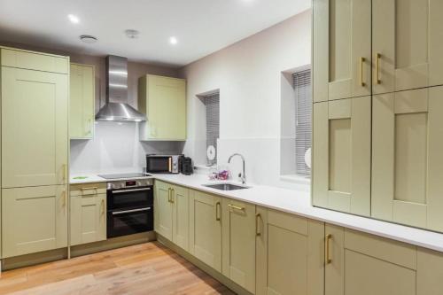 Modern 2 Bed Ground Floor - Private Parking - By Tempstay, Windsor (foto 6)