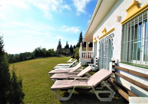 ทัศนียภาพ, Holiday villa in 10 min from Fuengirola beach with sea views pool BBQ parking WiFi aircon big garden in ลอซ เอสปาล