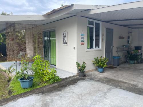 Tuatahi Beach Lodge in Paea