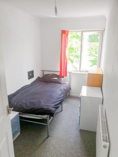 Cosy Single Room in Redditch: Free Parking/Wi-fi