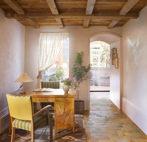 Gyógyfürdő, The Hotel Chelsea near Ground Zero Museum Workshop