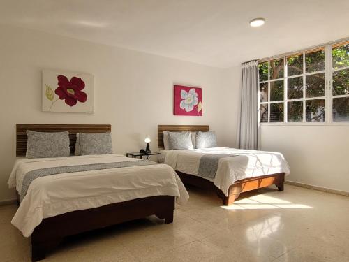 2 queen beds