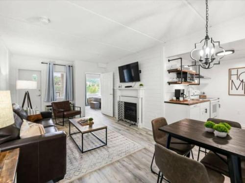 GT502 Newly Remodeled Gatlinburg Condo w Pool in Gatlinburg, USA