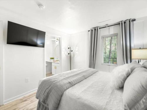 GT502 Newly Remodeled Gatlinburg Condo w Pool in Gatlinburg, USA