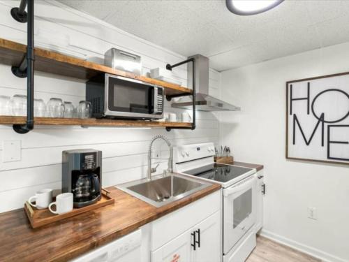 GT502 Newly Remodeled Gatlinburg Condo w Pool in Gatlinburg, USA