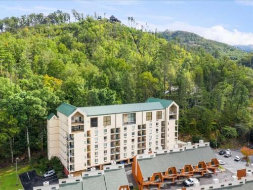 GT506 New Chic Condo Downtown Gatlinburg w Pool in Gatlinburg, USA