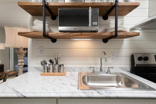GT506 New Chic Condo Downtown Gatlinburg w Pool in Gatlinburg, USA