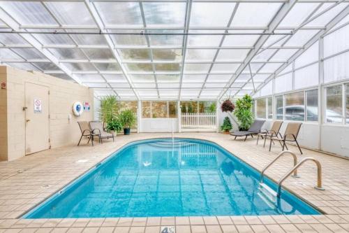 GT506 New Chic Condo Downtown Gatlinburg w Pool in Gatlinburg, USA