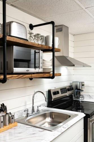 GT506 New Chic Condo Downtown Gatlinburg w Pool in Gatlinburg, USA