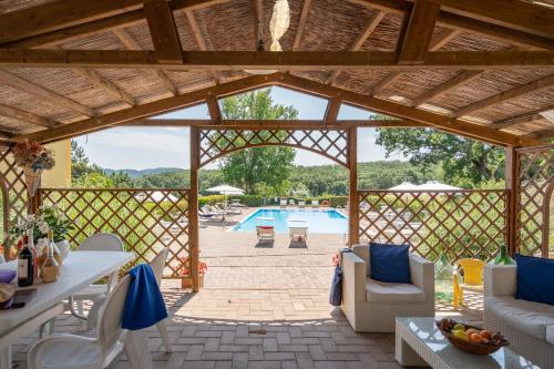 Ground floor apartment with pool view Gazebo