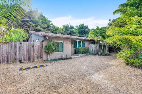 3bed 2bath with pool, 5 min. walk to food and fun in Fort Lauderdale, USA