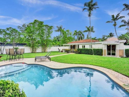 3 min. walk to Wilton Drive, pool and huge yard thumb 2