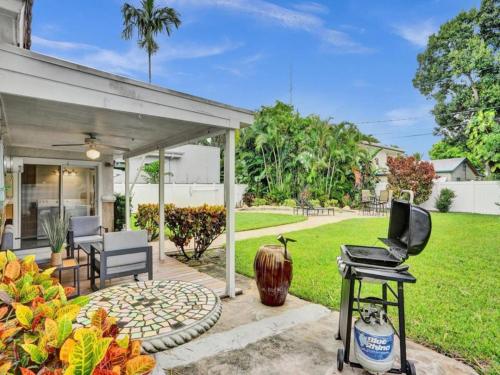 3 min. walk to Wilton Drive, pool and huge yard detail