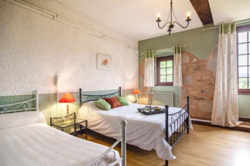 1 double bed, 1 twin bed