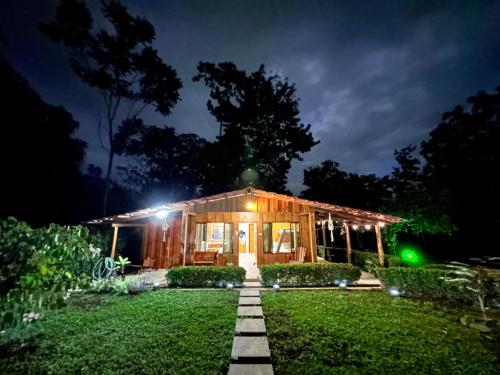 Cabin in Paradise with jacuzzi, free Wifi, and Relaxing sound of the river, Bungalows Tulipanes Cabin in Paradise with jacuzzi, free Wifi, and Relaxing sound of the river, Bungalows Tulipanes