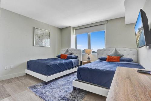 Spacious Luxury Ocean View 4 Bdrs 3Baths 17 FL in Hallandale Beach, USA