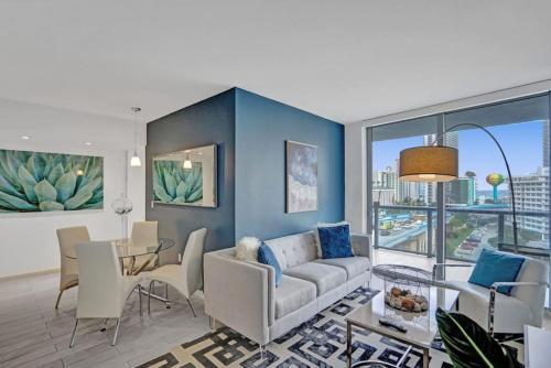 Awesome Ocean View Modern Condo Pool Shuttle in Hallandale Beach, USA