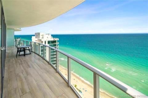 Direct Oceanfront Lyfe Residence in Hollywood Beach, USA