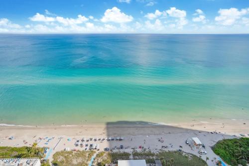 Direct Oceanfront Lyfe Residence in Hollywood Beach, USA
