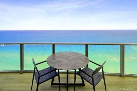 Direct Oceanfront Lyfe Residence in Hollywood Beach, USA