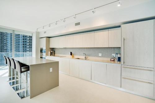 Direct Oceanfront Lyfe Residence in Hollywood Beach, USA
