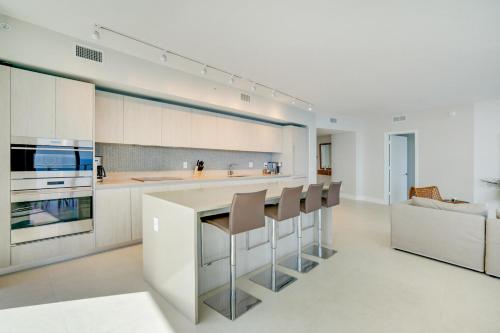 Direct Oceanfront Lyfe Residence in Hollywood Beach, USA