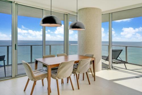 Direct Oceanfront Lyfe Residence in Hollywood Beach, USA
