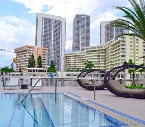 Lower Penthouse 3BD 3BA Beach Gym and Pool in Hallandale Beach, USA