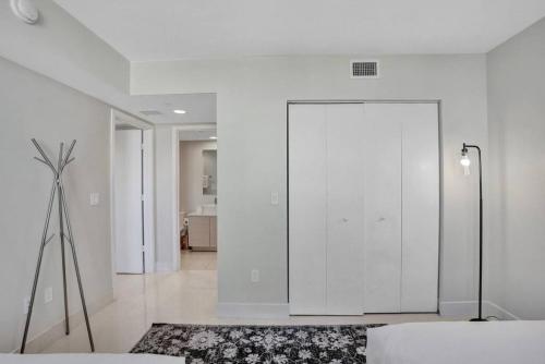 Perfect Vacation Large Condo Breathtaking Views in Hallandale Beach, USA