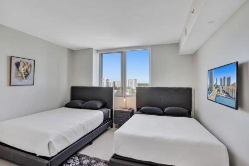 Perfect Vacation Large Condo Breathtaking Views in Hallandale Beach, USA