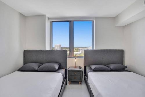 Perfect Vacation Large Condo Breathtaking Views in Hallandale Beach, USA