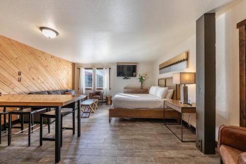 Lovely Studio w/Kitchen and Partial Lake View #122 at Donner Lake Village, Truckee