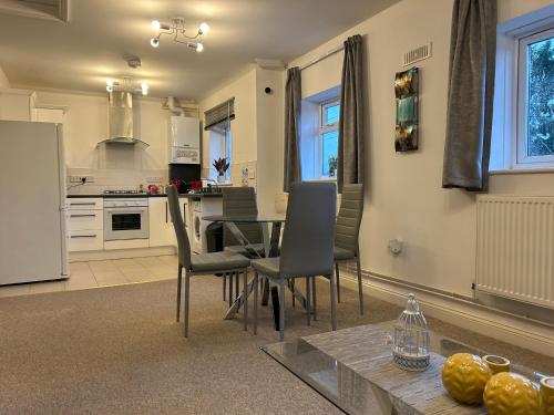 Elegant Serviced Apartment with Parking in Oxford