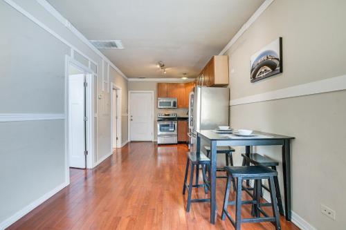 Ideally Located Chicago Apartment in Logan Square in Chicago, USA